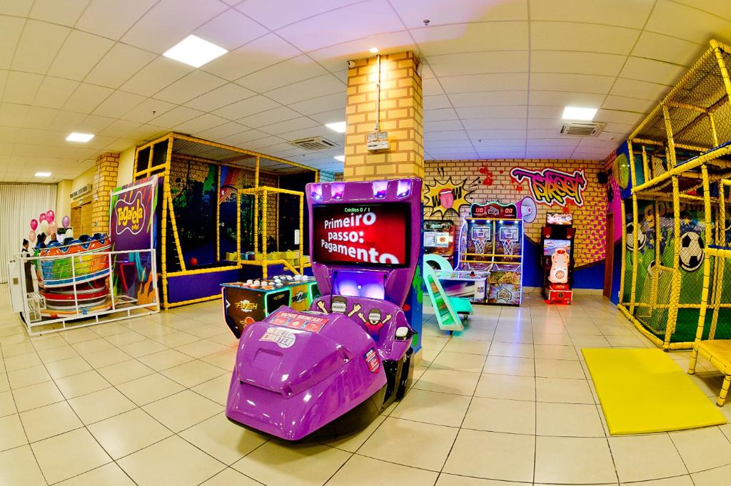 Um espaço totalmente seguro com uma variedade de brinquedos e o melhor do entretenimento para seu filho.